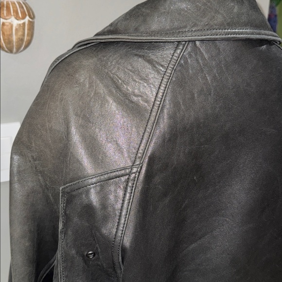 Men's Sleek Black Leather Bomber Jacket - Picture 7 of 15